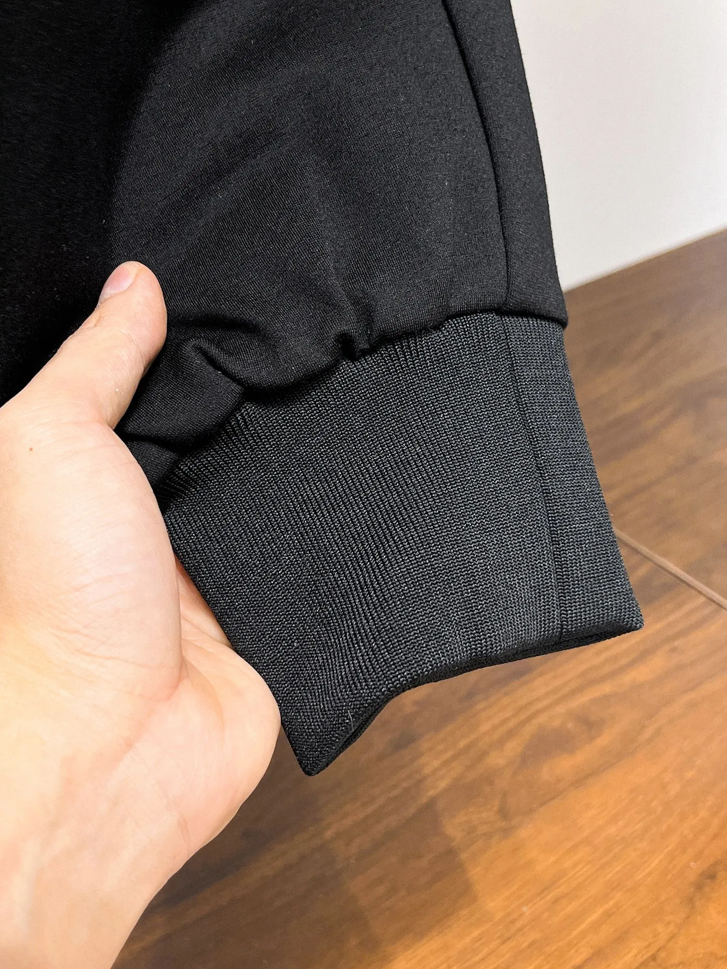 P490 Big Goose🇨🇦 🔥50ss thickened warm down pants, a new autumn and winter product, are here. 🌹Winter essential outdoor windproof, lockable and warm. Made of professional-grade outdoor windproof, waterproof and breathable fabric. Lining is filled with %90 white duck down. Lightweight design. Lightweight and warm. Seamless gluing process on the inside. Made of light and gall-free anti-drilling fabric to effectively prevent velvet running. Original hardware accessories Classic logo matching, simple and versatile, the upper body is stylish and not bloated, the same style for men and women! Size: M-3XL.